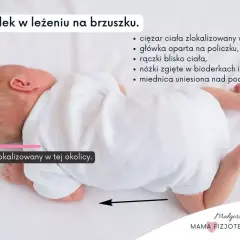 Noworodek leży na brzuchu z ciężarem ciała wysoko, główka na policzku, rączki blisko, nóżki zgięte. To nieprawidłowe leżenie na brzuchu niemowlaka.