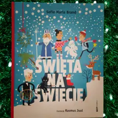 Okładka książki "Święta na świecie" Sofie Marii Brand. Wesoła ilustracja z Mikołajem, aniołkiem, reniferem i innymi postaciami.