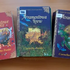 Trzy książki z serii "Atramentowy Świat" Cornelii Funke: "Atramentowe serce", "Atramentowa krew" i "Atramentowa śmierć".