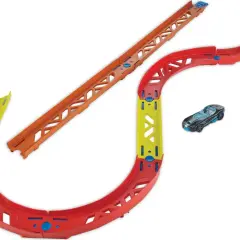 Tor wyścigowy Hot Wheels z czerwonymi zakrętami, żółtym mostkiem i pomarańczowym odcinkiem prostym. Obok czarny samochodzik.