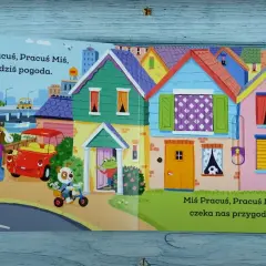 Miś Pracuś, Pracuś Miś, wesoło jedzie na rowerku. Przed kolorowymi domkami czeka go przygoda!