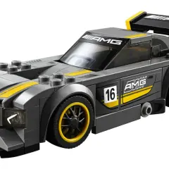 Szary samochód wyścigowy z żółtymi pasami i logo AMG, numer 16. Zestaw lego 75877.