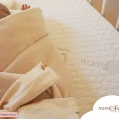 Niemowlę śpi na materacu z napisem "mama fizjoterapeuta". Jaki materac dla niemowlaka fizjoterapeuta poleca?