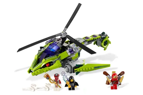 Zielony helikopter z zestawu Lego Ninjago 9443, z trzema postaciami i białymi wężami.
