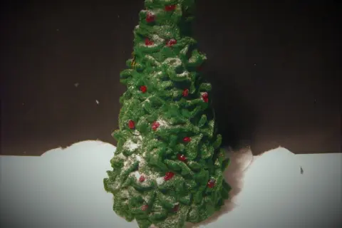 Choinka ze styropianu ozdobiona cekinami i sztucznym śniegiem. Pięknie wygląda, jak ozdobić choinkę ze styropianu cekinami.
