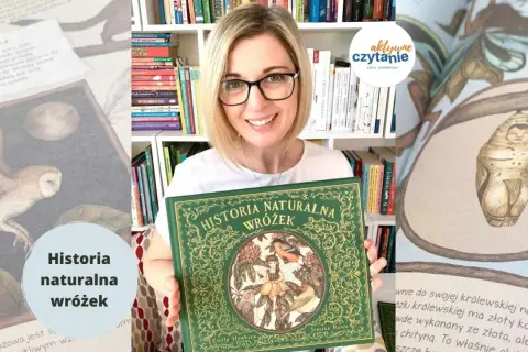 Kobieta z uśmiechem prezentuje piękne książki o wróżkach, w tym "Historia naturalna wróżek" z ilustracją bajkowej postaci.