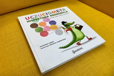 Okładka książki "Uczuciometr Inspektora Krokodyla" z zabawnym, zielonym krokodylem w kapeluszu i z walizką.