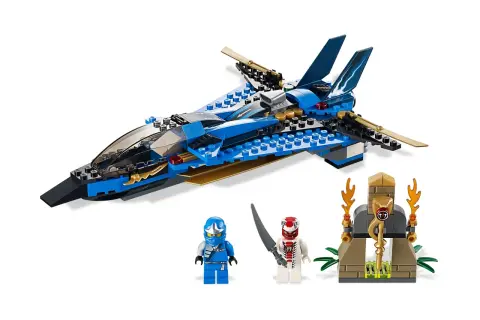 Niebieski myśliwiec z zestawu lego 9442, dwaj wojownicy Ninjago i kamienna konstrukcja z płomieniami.