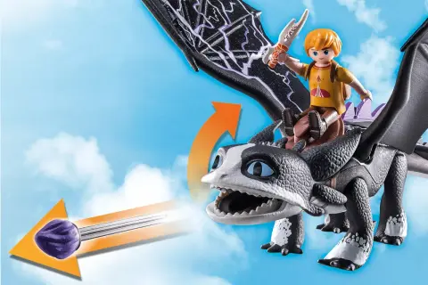 Chłopiec na grzbiecie czarnego, groźnego playmobil dragon z fioletowym pociskiem w paszczy, gotowy do lotu po niebie.