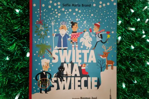 Okładka książki "Święta na świecie" Sofie Marii Brand. Wesoła ilustracja z Mikołajem, aniołkiem, reniferem i innymi postaciami.