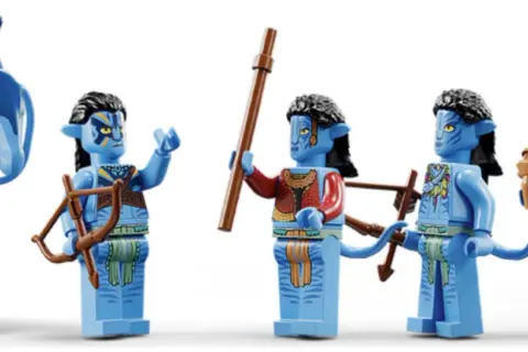 Lego Avatar istota wody: niebieskie figurki Na'vi z łukami, włóczniami i zwierzęciem.