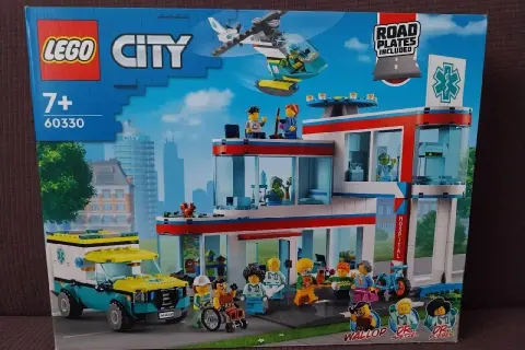 Zestaw LEGO City 60330: Szpital z karetką i helikopterem ratunkowym. Ratuj pacjentów w miejskim szpitalu!