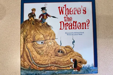 Okładka książki "Where's the Dragon?" z dwoma chłopcami na głowie smoka i psem.