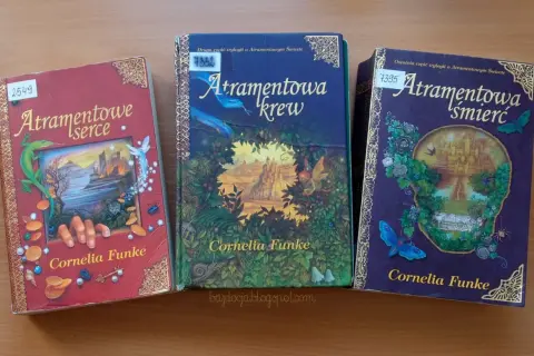Trzy książki z serii "Atramentowy Świat" Cornelii Funke: "Atramentowe serce", "Atramentowa krew" i "Atramentowa śmierć".