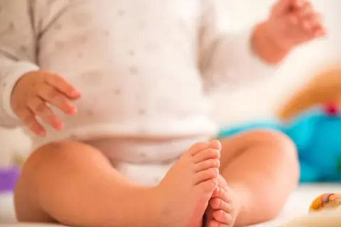 Małe stópki i rączki dziecka. Czy 5 miesięczne dziecko można sadzać na kolanach? Rozwój malucha.