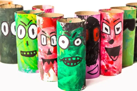 Kolorowe potworki z rolek po papierze to świetne diy dla dzieci. Każdy ma inną, zabawną buźkę!