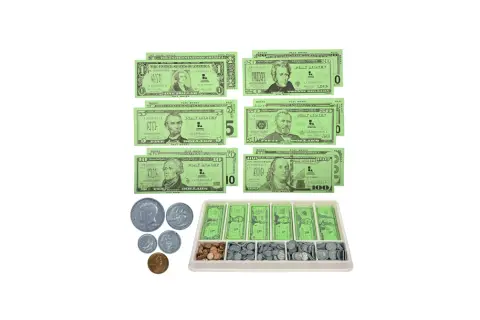 Zestaw pieniędzy do druku: banknoty 1, 5, 10, 20, 50, 100 dolarów oraz monety w tacy.