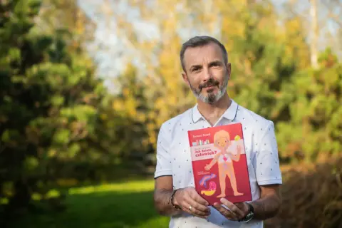 Tomasz Rożek prezentuje swoje książki o nauce dla dzieci, w tym "Jak działa człowiek?".