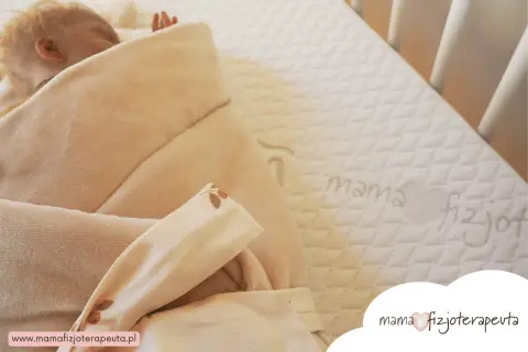 Niemowlę śpi na materacu z napisem "mama fizjoterapeuta". Jaki materac dla niemowlaka fizjoterapeuta poleca?