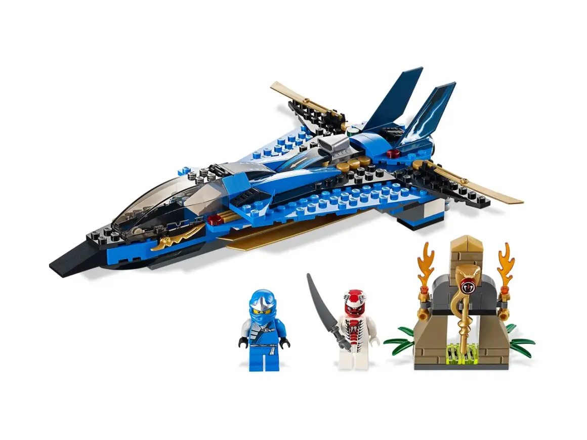 Niebieski myśliwiec z zestawu lego 9442, dwaj wojownicy Ninjago i kamienna konstrukcja z płomieniami.