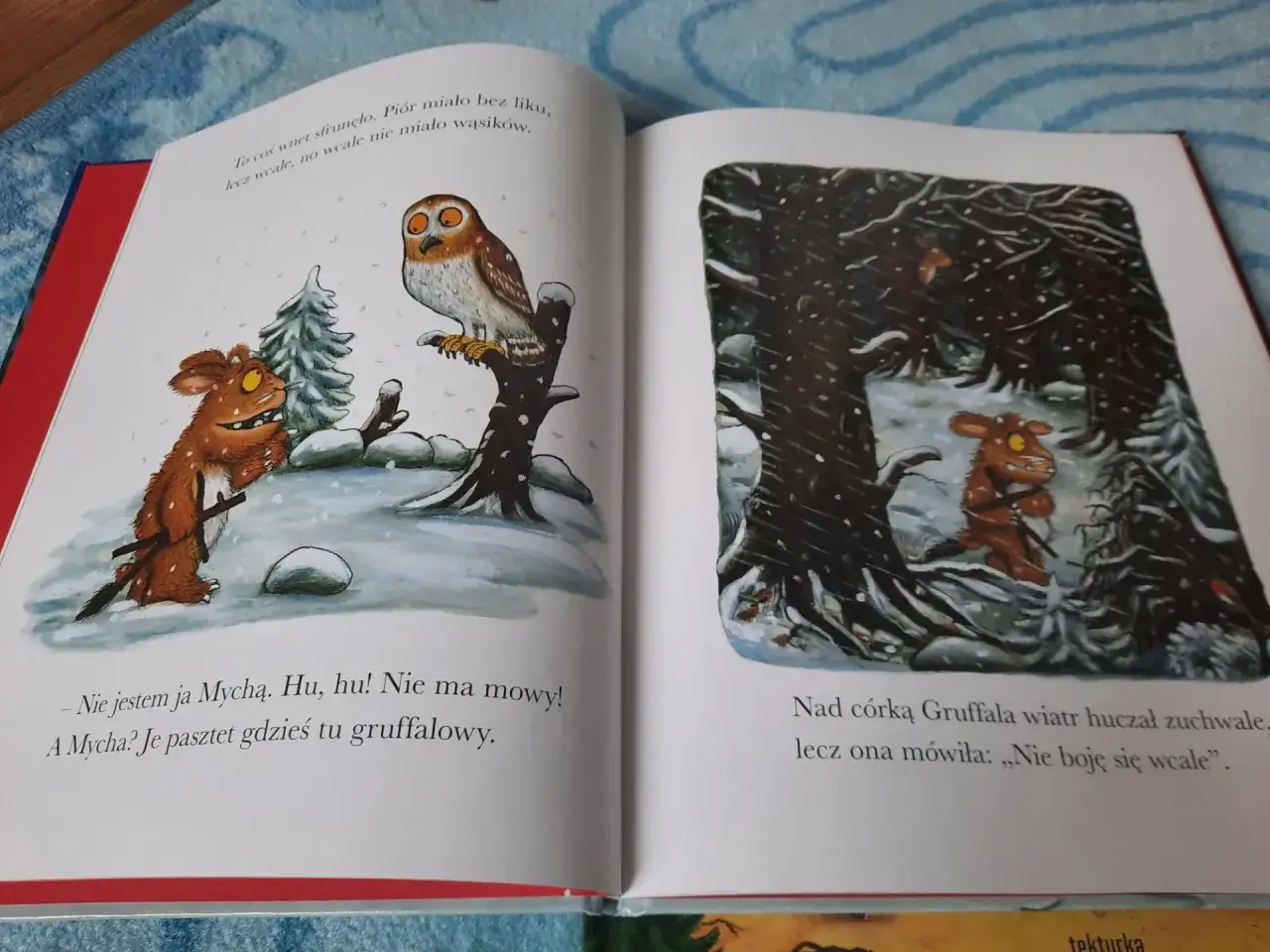 Dziecko Gruffala w zimowym lesie, obok sowa na gałęzi. Wiatr huczy, ale mała nie boi się.
