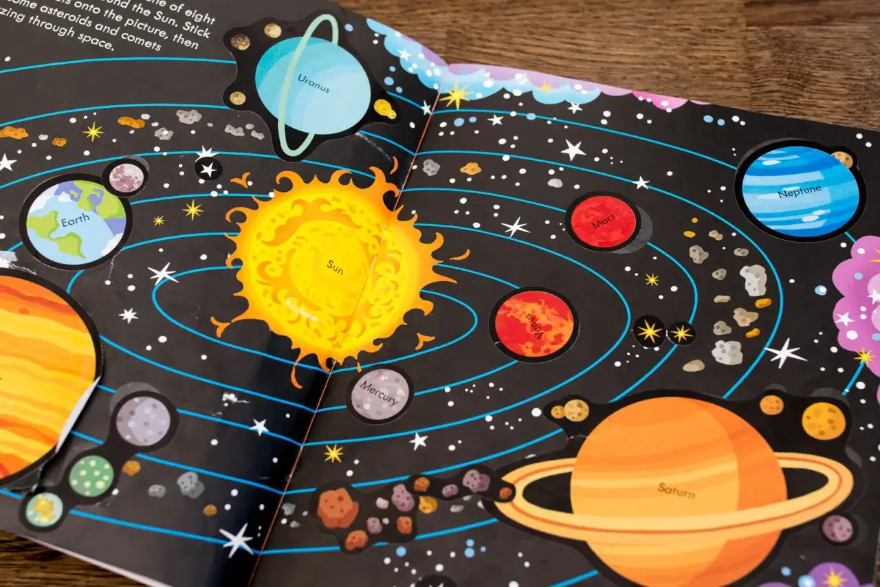 Odkryj Układ Słoneczny! Ta książka to najlepsza książka o kosmosie dla dzieci, z planetami, Słońcem i asteroidami.