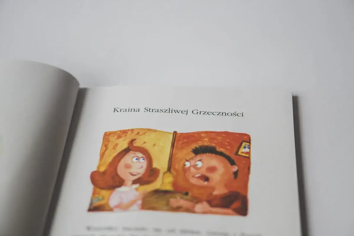 Chłopiec z burzą włosów krzyczy, a dziewczynka uśmiecha się. Fergal się złości, bo nie chce być grzeczny.