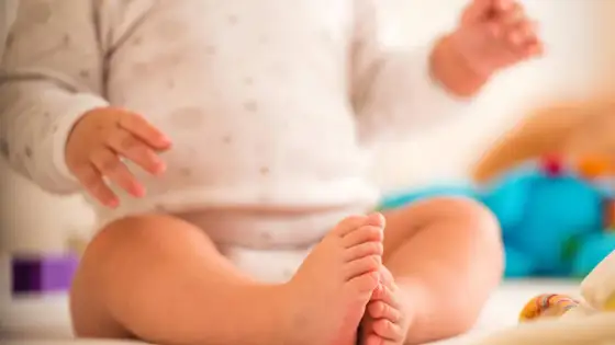 5-miesięczne dziecko na kolanach - Bezpieczny siad, bez pośpiechu